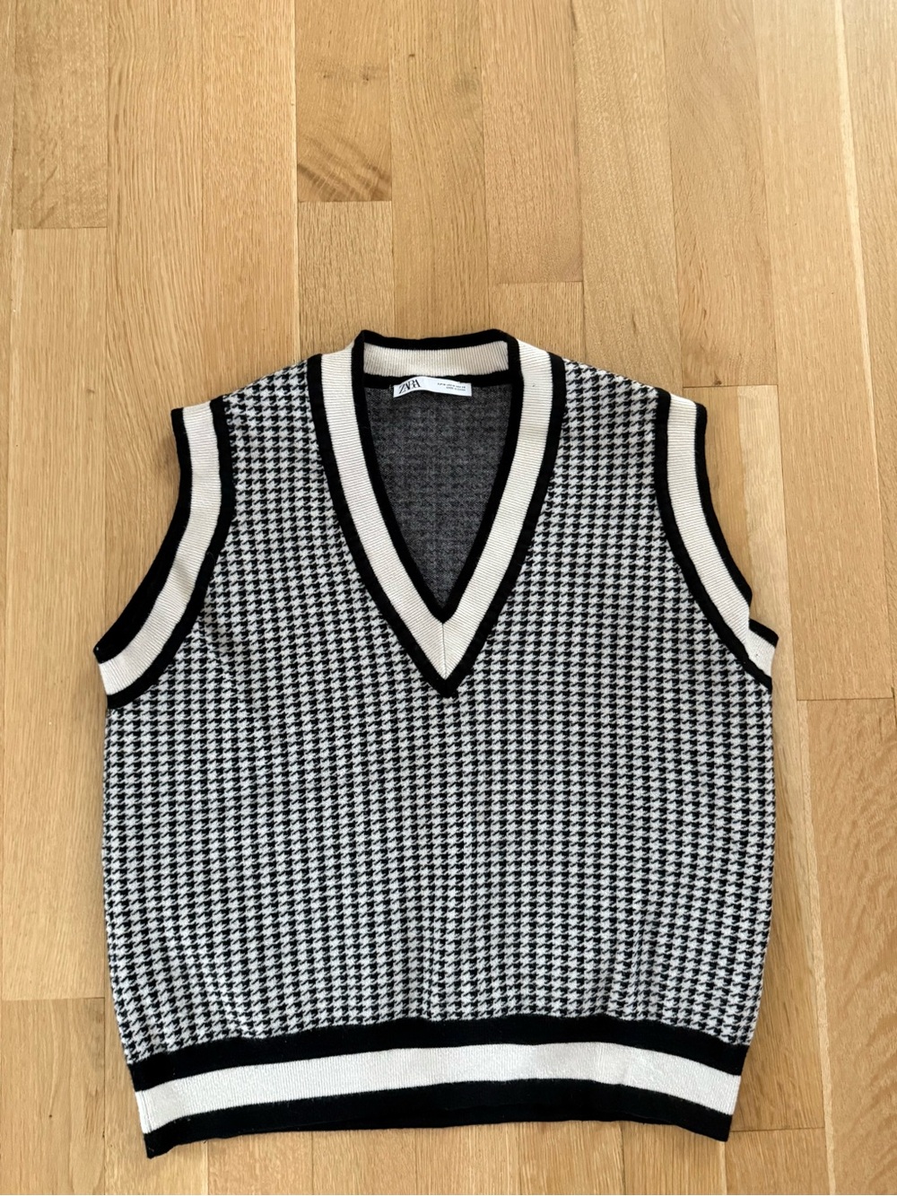 Zara Black & White Houndstooth V-Neck Sweater Vest